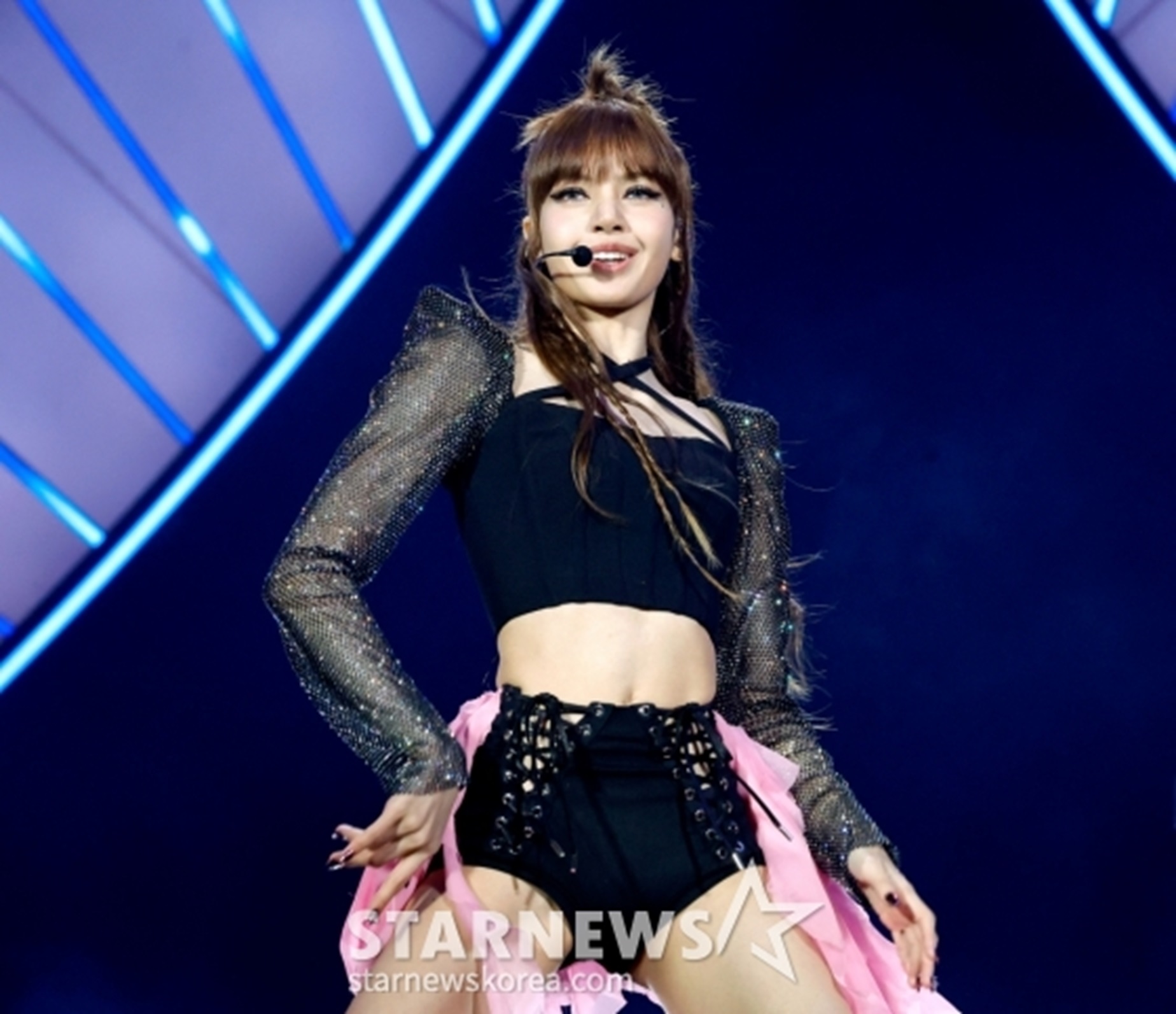 Blackpinkリサ まるで女神！ 圧巻のオーラを放つBLACKPINK リサのMTVビデオ