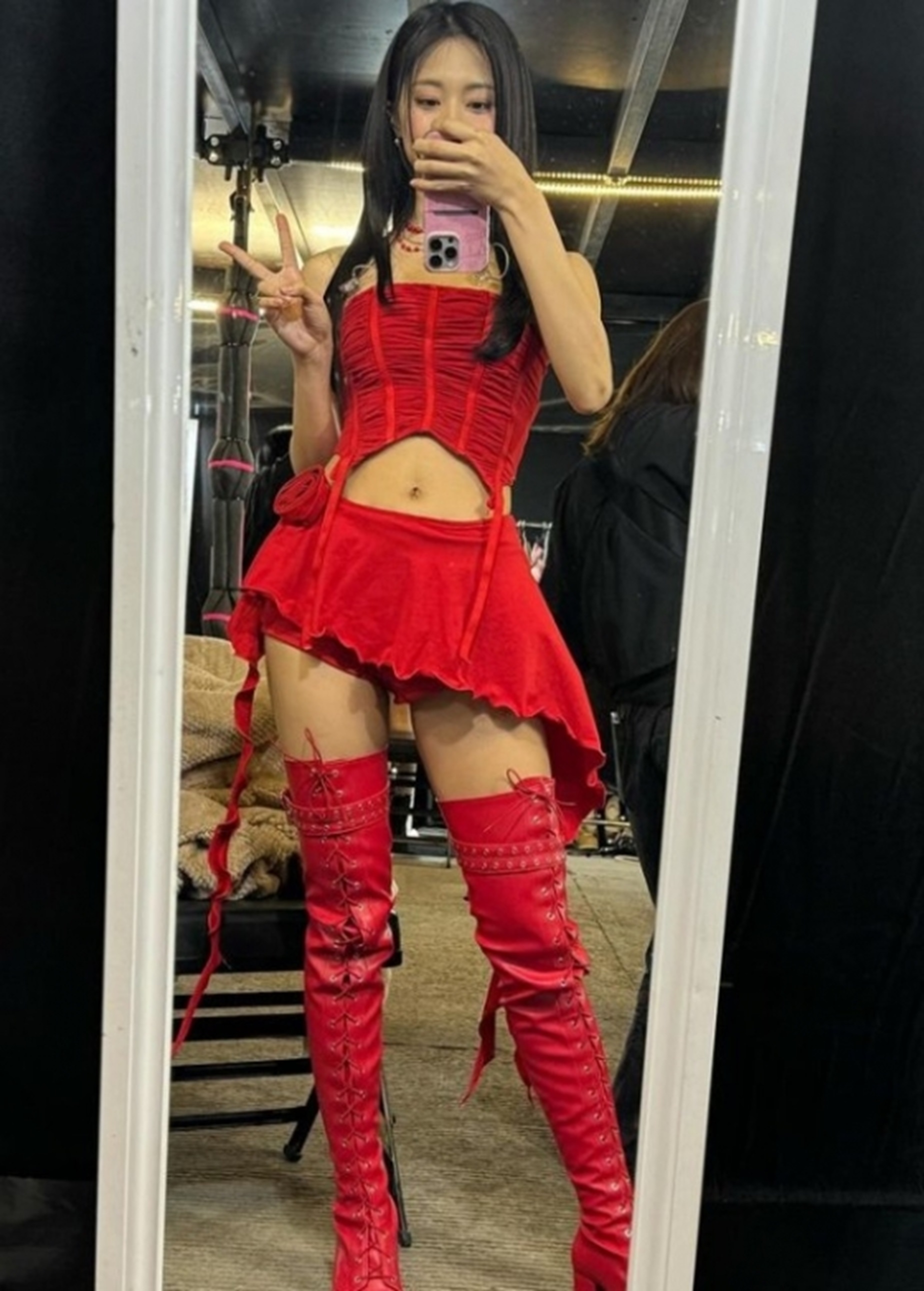 赤のツーピースとロングブーツのTWICEツウィ | KOREA WAVE