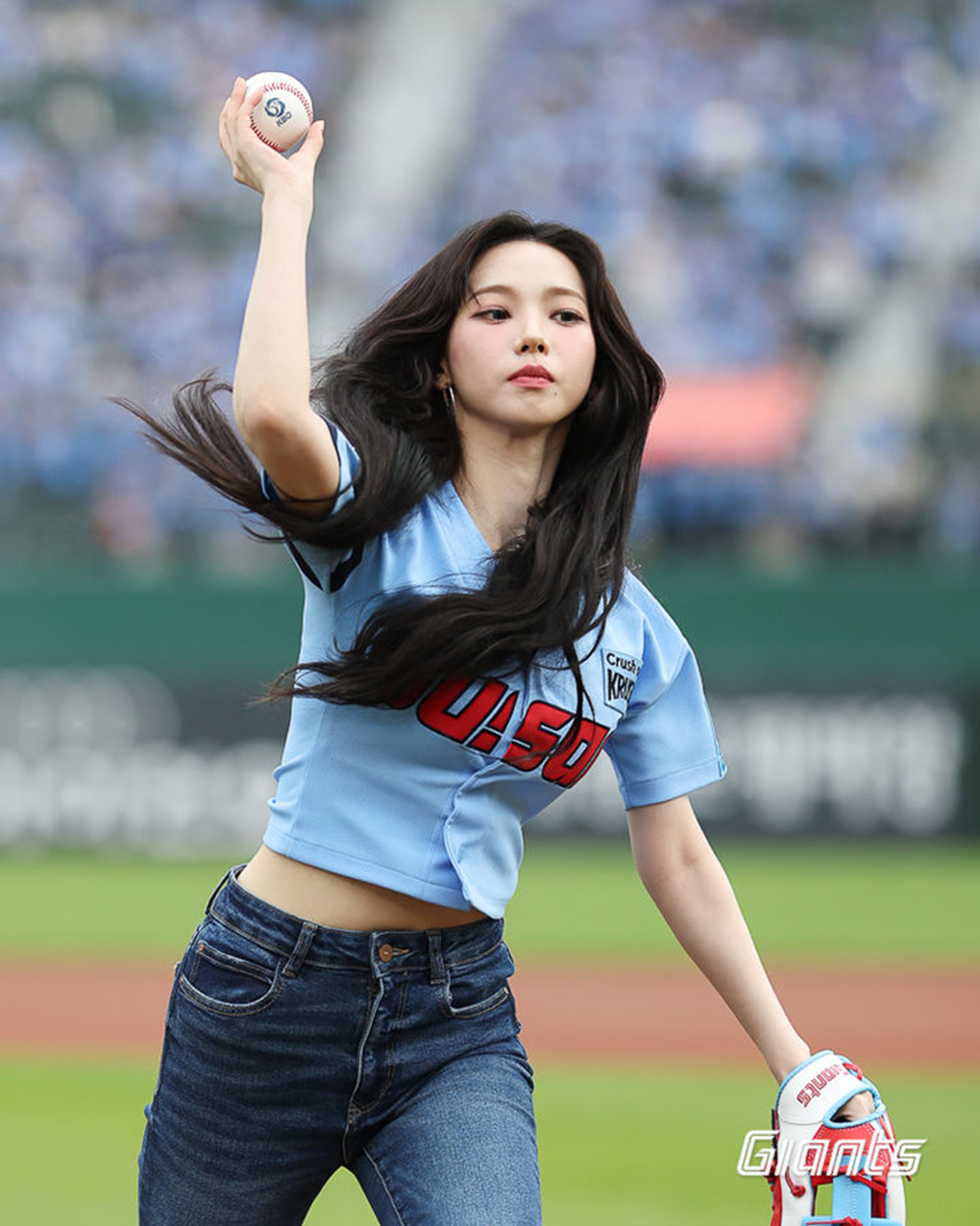 ボールの変化は「内的原理」…優雅で感傷的な韓流アイドルの始球式  