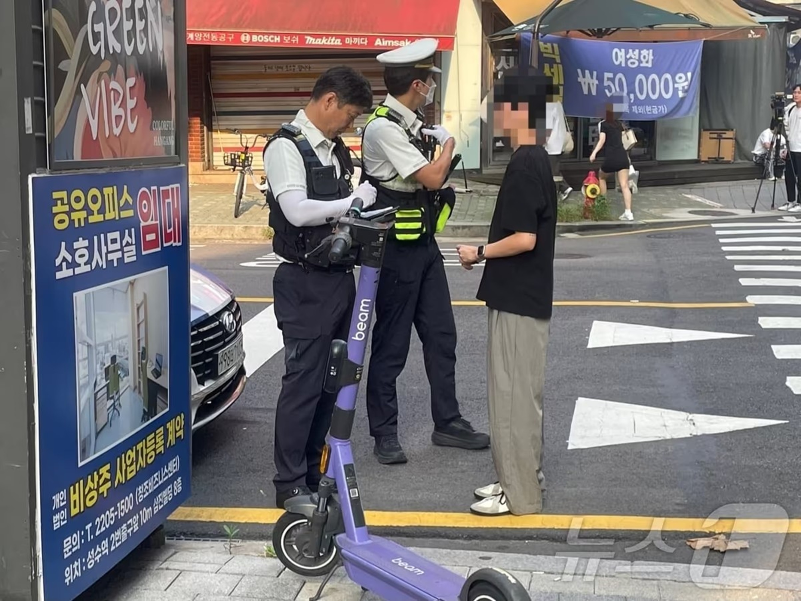 暴走族 炎天下の人混みでホイッスル…韓国“公共自転車暴走族”取り締まり現場 | KOREA WAVE