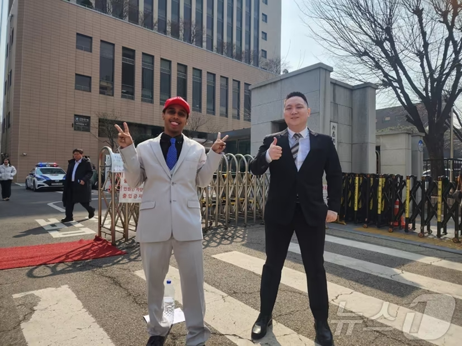 少女像にキス」迷惑ユーチューバー、法廷でも「奇行」…1時間遅刻、頭に「トランプ帽」、口から「韓国を侮辱する」暴言 | KOREA WAVE