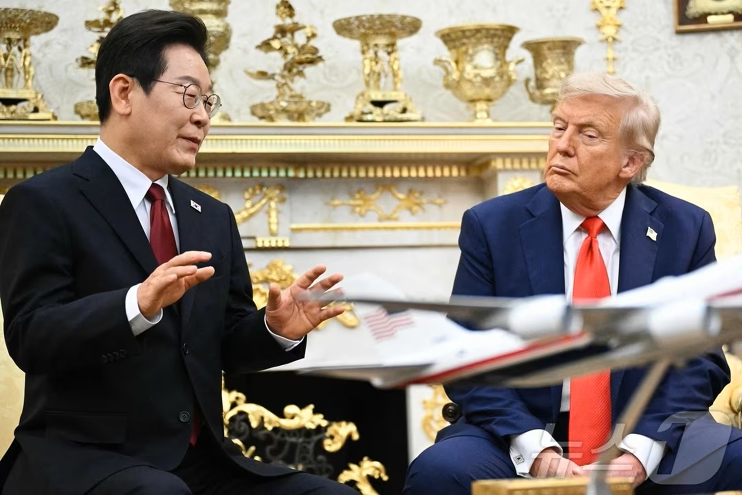 韓国・李在明大統領、署名用の万年筆をトランプ氏に“即席”贈呈…返礼に「写真集欲しい」 | KOREA WAVE