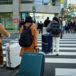 東京でキャリーバッグを持って道路を横断する旅行客cAFP／news1