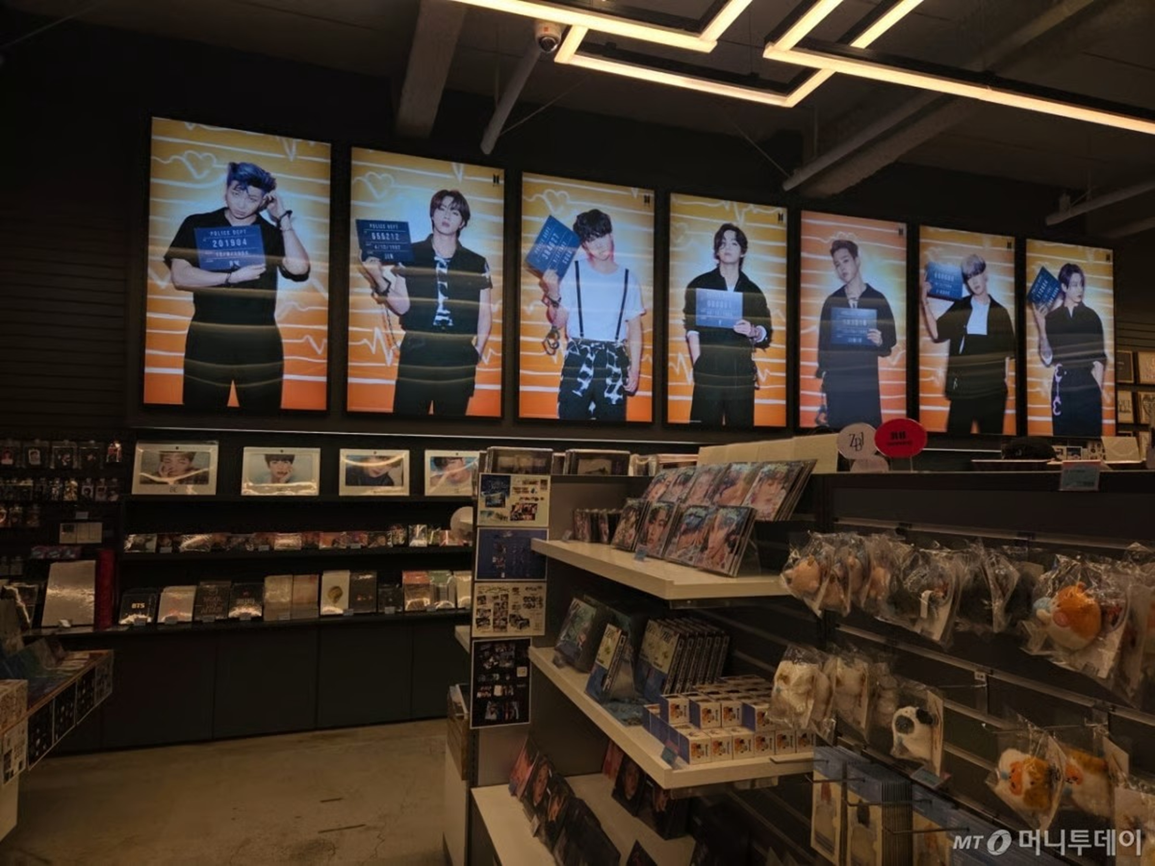 韓流BTSが呼び戻した“ソウル明洞の春”…外国人観光客がグッズ爆買い中